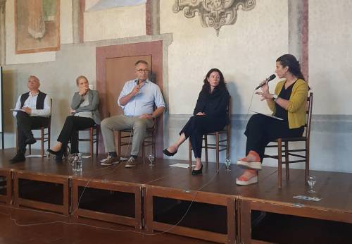 Karima Zehnder beim Podiumsgespräch über Bildung