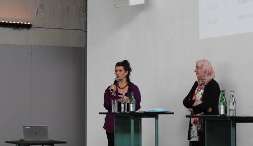 Karima Zehnder beim Podiumsgespräch über Bildung